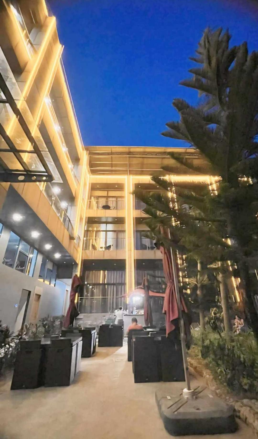 Vienna Hotel Coron Exterior photo