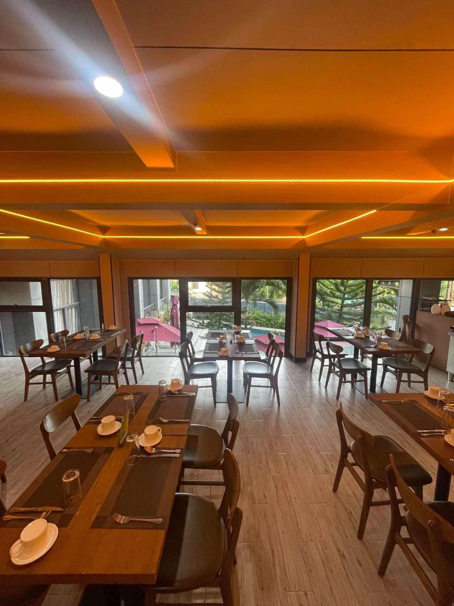 Vienna Hotel Coron Exterior photo