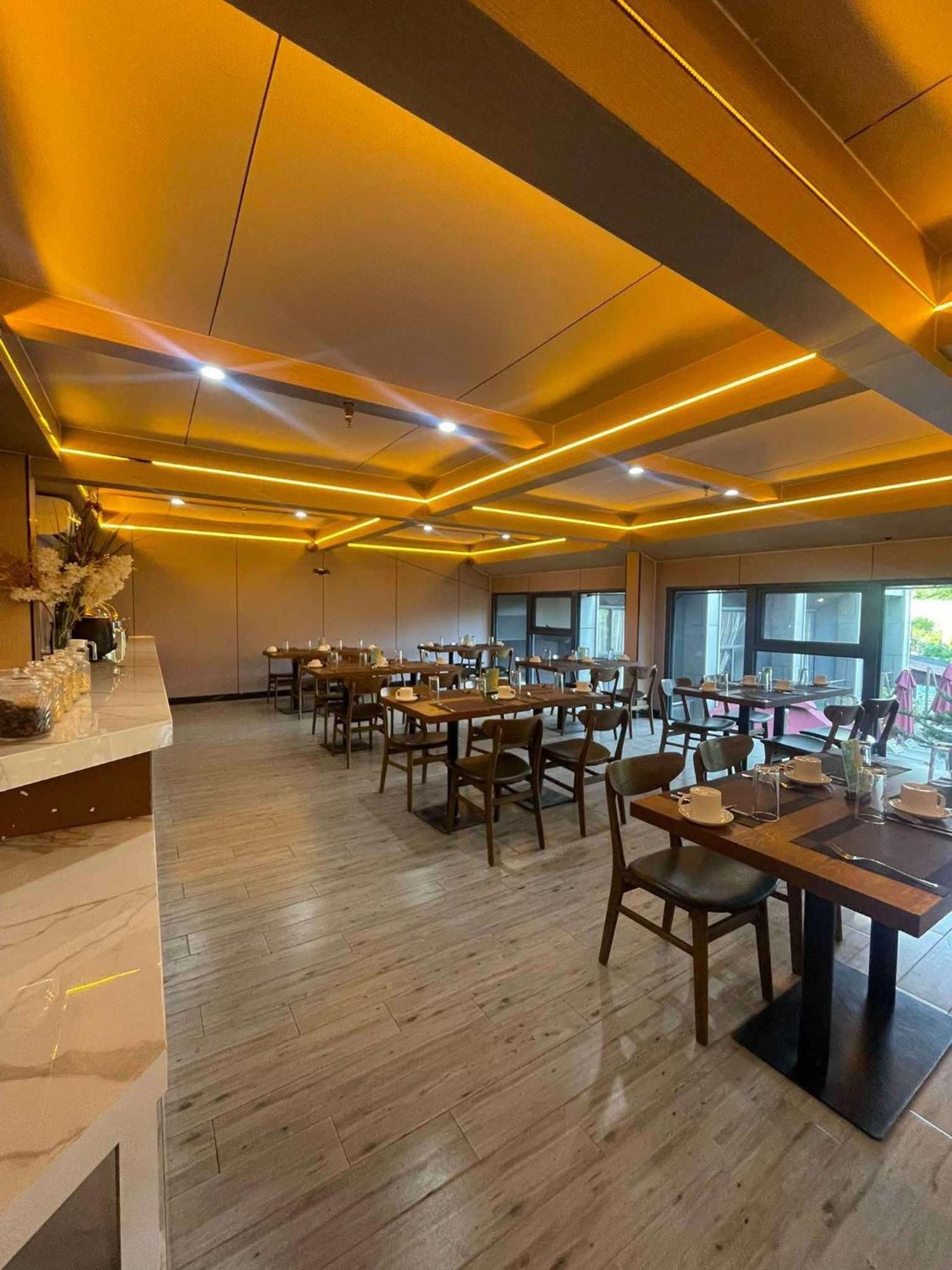 Vienna Hotel Coron Exterior photo