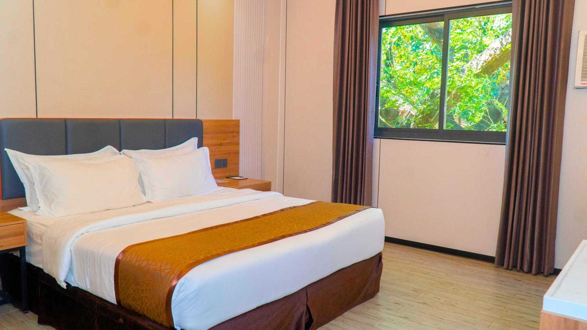 Vienna Hotel Coron Exterior photo